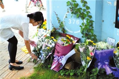 6月8日下午，記者來到廈門公交車爆炸事發(fā)現(xiàn)場(chǎng)橋下，附近已聚集了十幾個(gè)自發(fā)前來悼念的市民。橋墩下排放了一圈或黃或白的菊花，還有玖瑰、百合等。