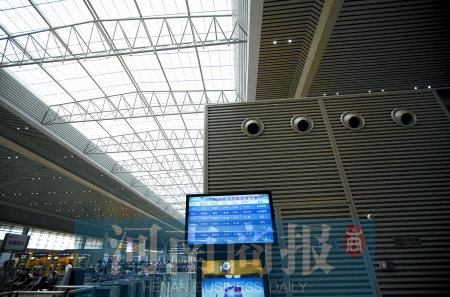 　鄭州東站三樓候車大廳，雖然空調(diào)處有涼風(fēng)吹出，但陽光通過頂棚照進(jìn)，導(dǎo)致整個(gè)大廳的空調(diào)制冷效果不明顯