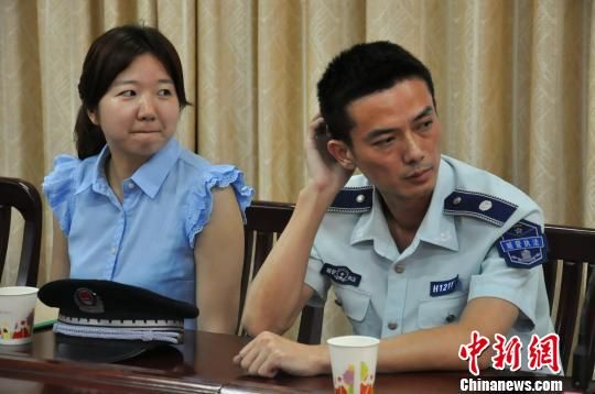 圖為參與“體驗(yàn)式執(zhí)法”的兩名城管隊(duì)員?！埱邸z