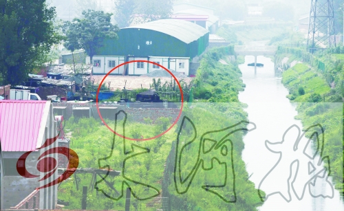 　彩虹橋西南側(cè)有一個(gè)大型地溝油加工窩點(diǎn)，廢水流入旁邊的排水渠。