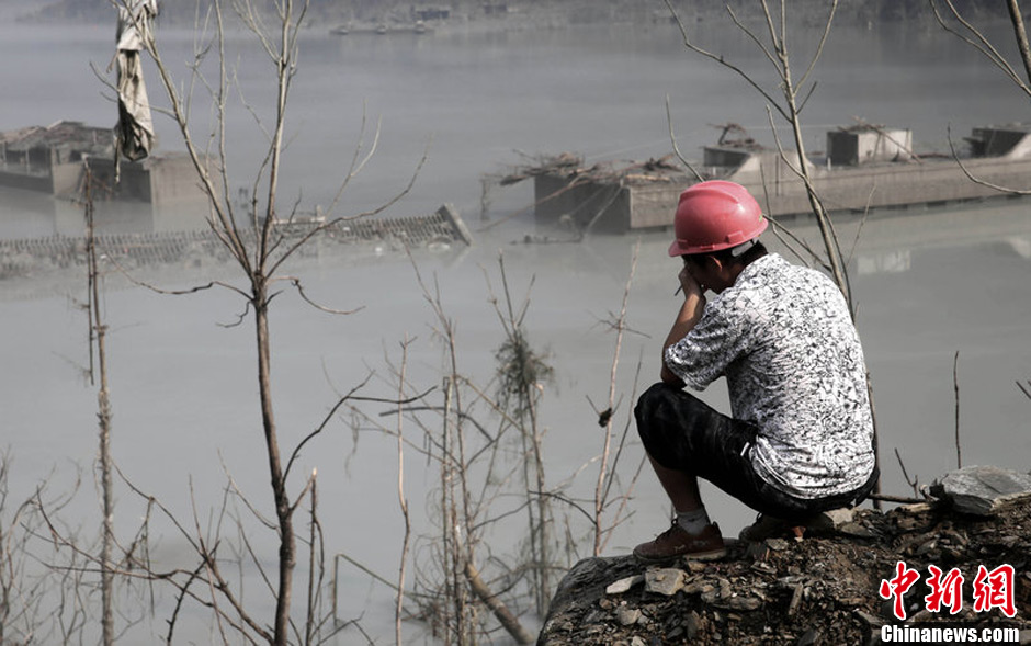 7月14日，四川綿陽，在水下沉寂了5年多的北川漩坪鄉(xiāng)浮出水面，如海市蜃樓飄浮在堰塞湖水面，回來看自己