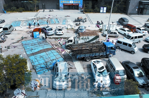 昨日上午,事發(fā)現(xiàn)場仍停有多輛被砸變形的汽車 昨日上午,事發(fā)現(xiàn)場仍停有多輛被砸變形的汽車