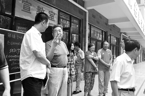 盧法舜（左二）伸出兩根手指，建議實(shí)行2元通票制。