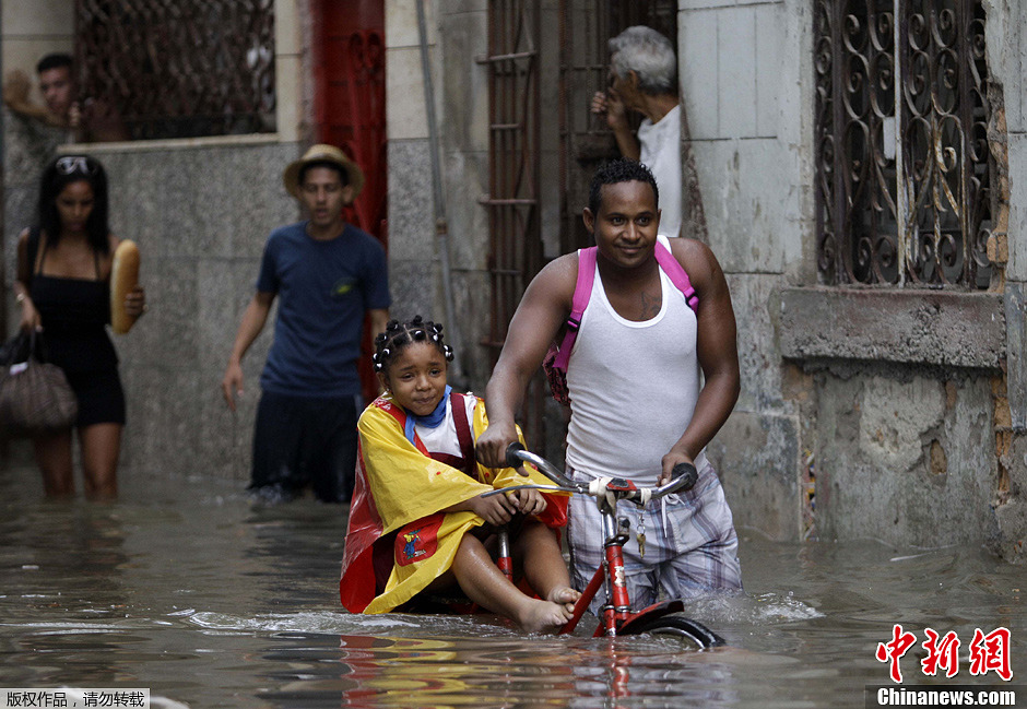 圖為哈瓦那民眾冒水出行。