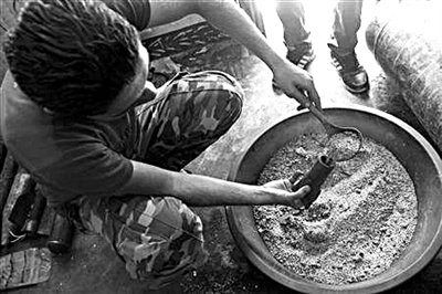 10日，敘反對(duì)派人員正在制作武器。