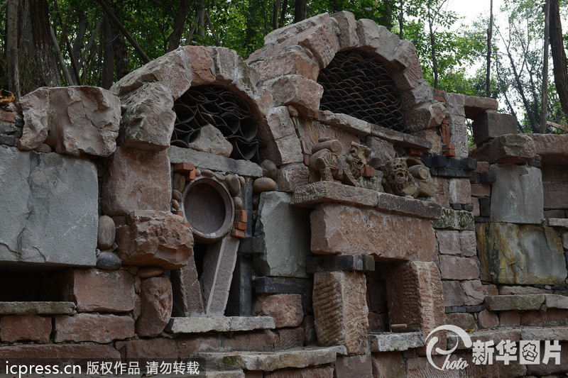 2013年9月23日，有網(wǎng)友近日報料重慶一所大學正在修建稀奇古怪的校大門