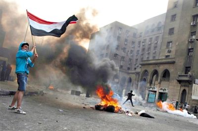 6日，穆爾西和穆兄會的支持者在開羅街頭示威，與警方發(fā)生沖突。消失了三個多月的前總統(tǒng)穆爾西將于下月受審。