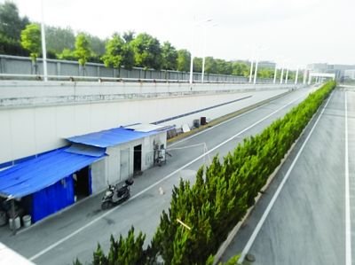 隧道內(nèi)堆放著大量生活用品。