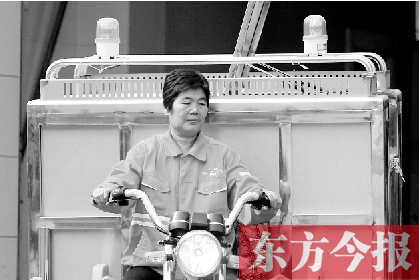 鄭州市金水區(qū)目前發(fā)放的第一批30輛新垃圾清運(yùn)車，已投入使用