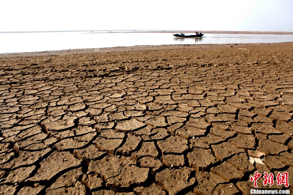 10月28日，在江西省都昌縣印山附近水域拍攝的龜裂的鄱陽湖湖床。