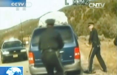 費雷爾再次上車，警察拿警棍砸車窗。