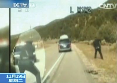 費雷爾駕車逃走，警察連開數(shù)槍。央視截圖