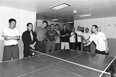 5日，“雪龍”號上的科考隊員在進行乒乓球比賽。新華社發(fā)