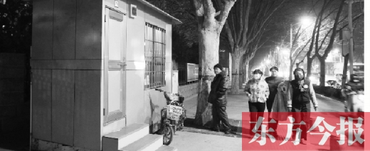 1月13日晚9點(diǎn)30分，鄭州市綠城廣場(chǎng)內(nèi)的公廁依然開放