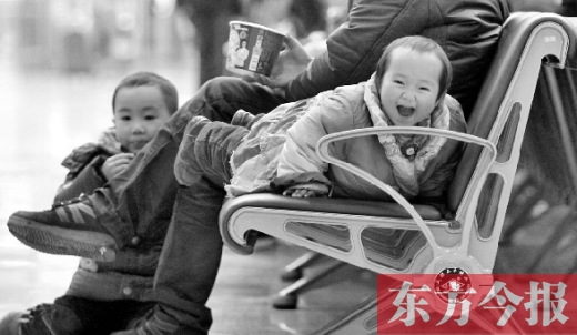 鄭州東站候車長椅上，哈哈，馬上回家過年有禮物收了