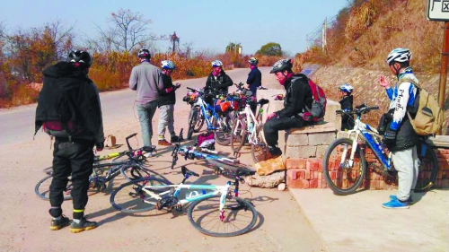 1月21日，他們路過湖南中路鋪鎮(zhèn)，在路邊短暫休息。