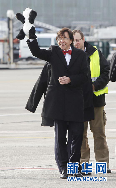 2月23日，在比利時首都布魯塞爾的國家機場，比利時首相迪呂波手舉熊貓玩具歡迎大熊貓“星徽”和“好好”