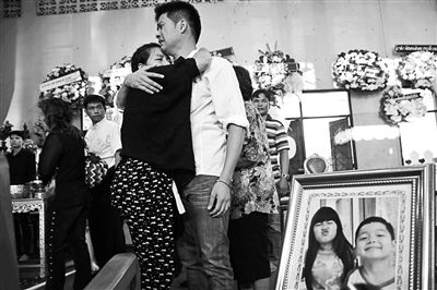 2月24日，泰國曼谷，民眾為在手榴彈襲擊中遇難的兩名兒童舉行葬禮，兩名兒童為姐弟二人，姐姐6歲，弟弟4歲