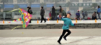 昨日，省會(huì)天氣晴好，春意盎然。上午，在綠城廣場(chǎng)，一個(gè)小女孩在快樂地放風(fēng)箏。