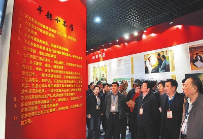 　　干部群眾在蘭考參觀焦裕祿紀(jì)念館（3月20日攝）。新華社發(fā)