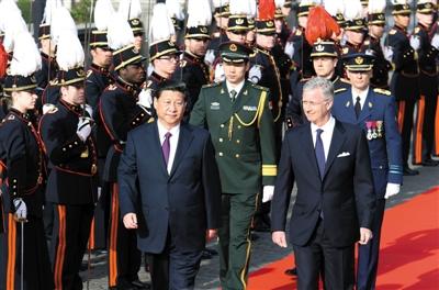 30日，習(xí)近平在會見比利時國王菲利普前，出席菲利普國王在王宮廣場舉行的隆重歡迎儀式。新華社發(fā)