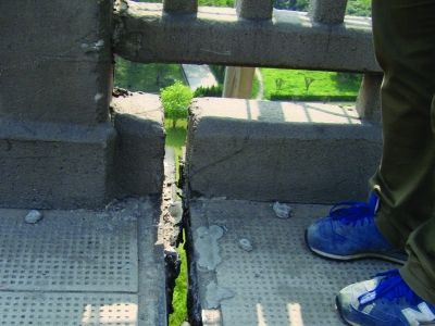 圖為大橋17號(hào)墩處橋面裂縫。梅建明 攝