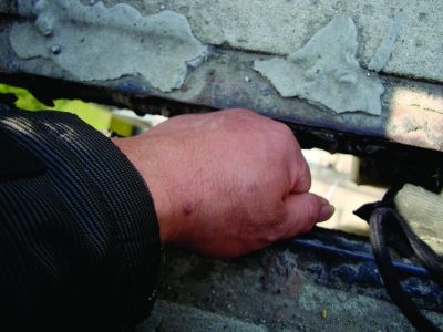 圖為大橋17號(hào)墩處橋面裂縫。梅建明 攝