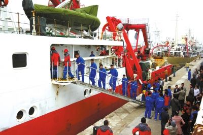  4月8日，“科學號”科學考察船從青島市中苑碼頭啟航，赴沖繩海槽區(qū)域進行科學考察。圖/CFP
