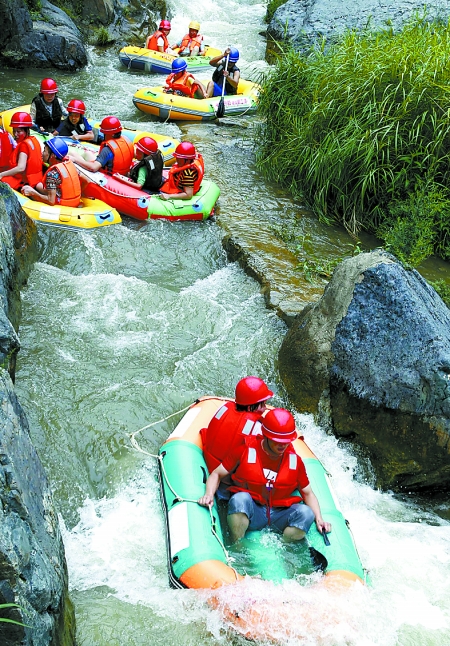 8月16日，游客在盧氏縣豫西大峽谷景區(qū)進(jìn)行漂流比賽。