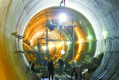 2012年12月30日，工人們在南水北調(diào)中線穿黃隧洞內(nèi)施工。