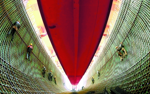 2月27日，南水北調(diào)中線鄧州湍河渡槽工程建設(shè)者在槽體內(nèi)扎鋼筋。