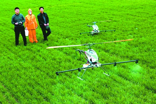 無人作業(yè)機(jī)一分鐘可為一畝地噴一升藥。