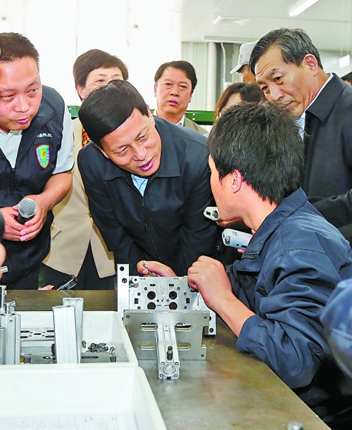 4月24日，省委副書記、省長謝伏瞻在濟源虎嶺產業(yè)集聚區(qū)考察。