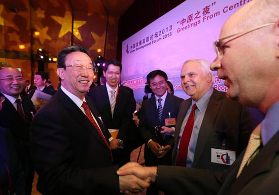 3月24日晚，省委書記、省長郭庚茂在參加中國發(fā)展高層論壇“中原之夜”活動時與外商親切握手交談。