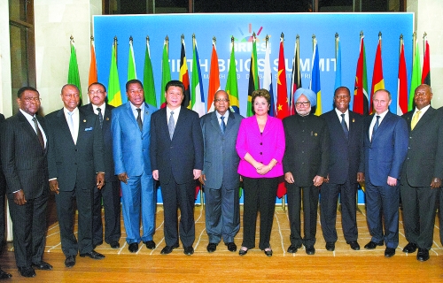 　3月27日，國家主席習近平在南非德班出席金磚國家領(lǐng)導人與非洲國家領(lǐng)導人對話會。這是與會領(lǐng)導人集體合