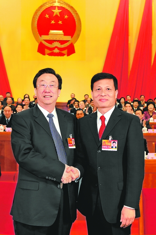 4月2日上午，新當(dāng)選的省人大常委會主任郭庚茂與新當(dāng)選的省人民政府省長謝伏瞻親切握手。郭宇 董亮 攝