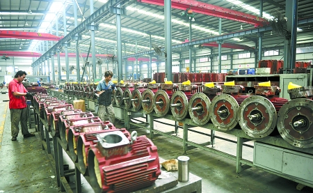 8月9日，南陽微特防爆電機(jī)有限公司員工生產(chǎn)出口訂單產(chǎn)品。