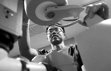 工作人員在“健康快車”內(nèi)對復(fù)明手術(shù)的設(shè)備進(jìn)行安裝調(diào)試