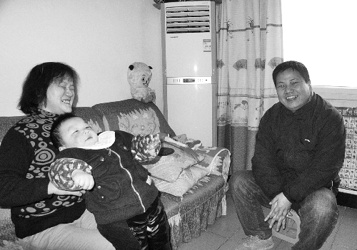 恩人找到了、飯碗保住了，張新明（右）與原竹青都開心地笑了。