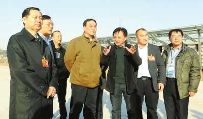 　　鄭州手拉手集團(tuán)董事長賈長明（右三）向省農(nóng)業(yè)廳廳長朱孟洲（右四），省政府副秘書長、省政府駐京辦主任