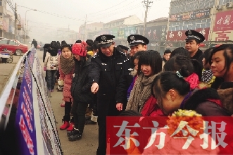 虞城縣公安局在26個鄉(xiāng)鎮(zhèn)開展“安全防范”大宣傳活動 代先鋒 攝