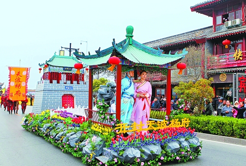 2013中國(開封)清明文化節(jié)舉行大巡游活動(dòng)。記者 鄧放 攝