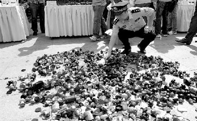 河南公安機(jī)關(guān)在省人民會(huì)堂舉辦“打四黑除四害”