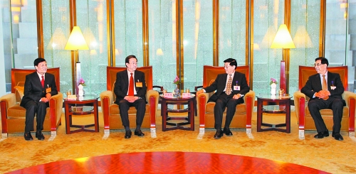 　3月24日，國務(wù)院發(fā)展研究中心主任李偉在北京會(huì)見了前來出席中國發(fā)展高層論壇“中原之夜”活動(dòng)的河南省