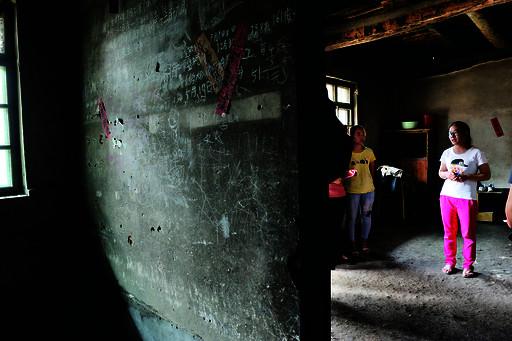 墻上寫的是姊妹三個(gè)的生日