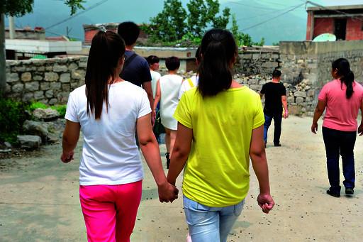 送記者離開時(shí)，姐妹倆一直手牽著手