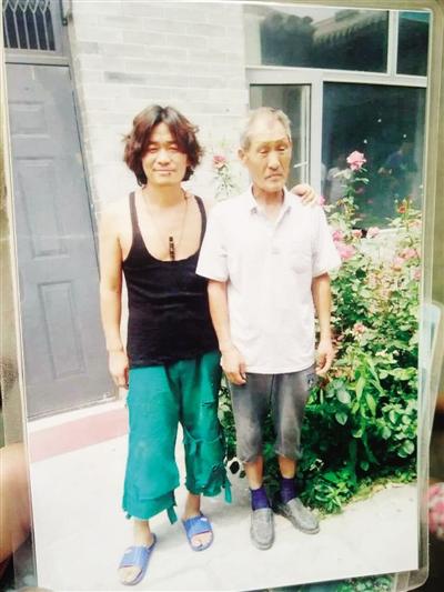 拍片間隙，王寶強與楊林貴在片場合影