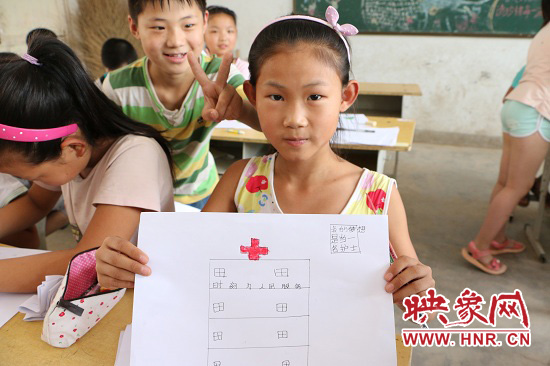 在以“中國夢”主題 的繪畫課堂上，孩子們寫下了自己的夢想