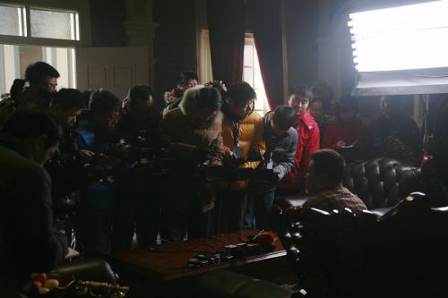 各路媒體記者探班《大河兒女》現(xiàn)場(chǎng)。