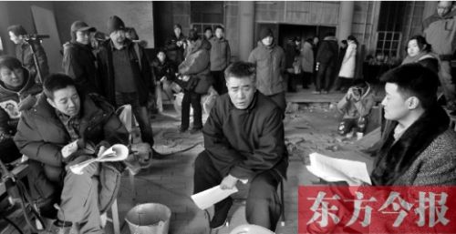 導(dǎo)演安建（左）、主演陳寶國(guó)等坐在一起說(shuō)戲